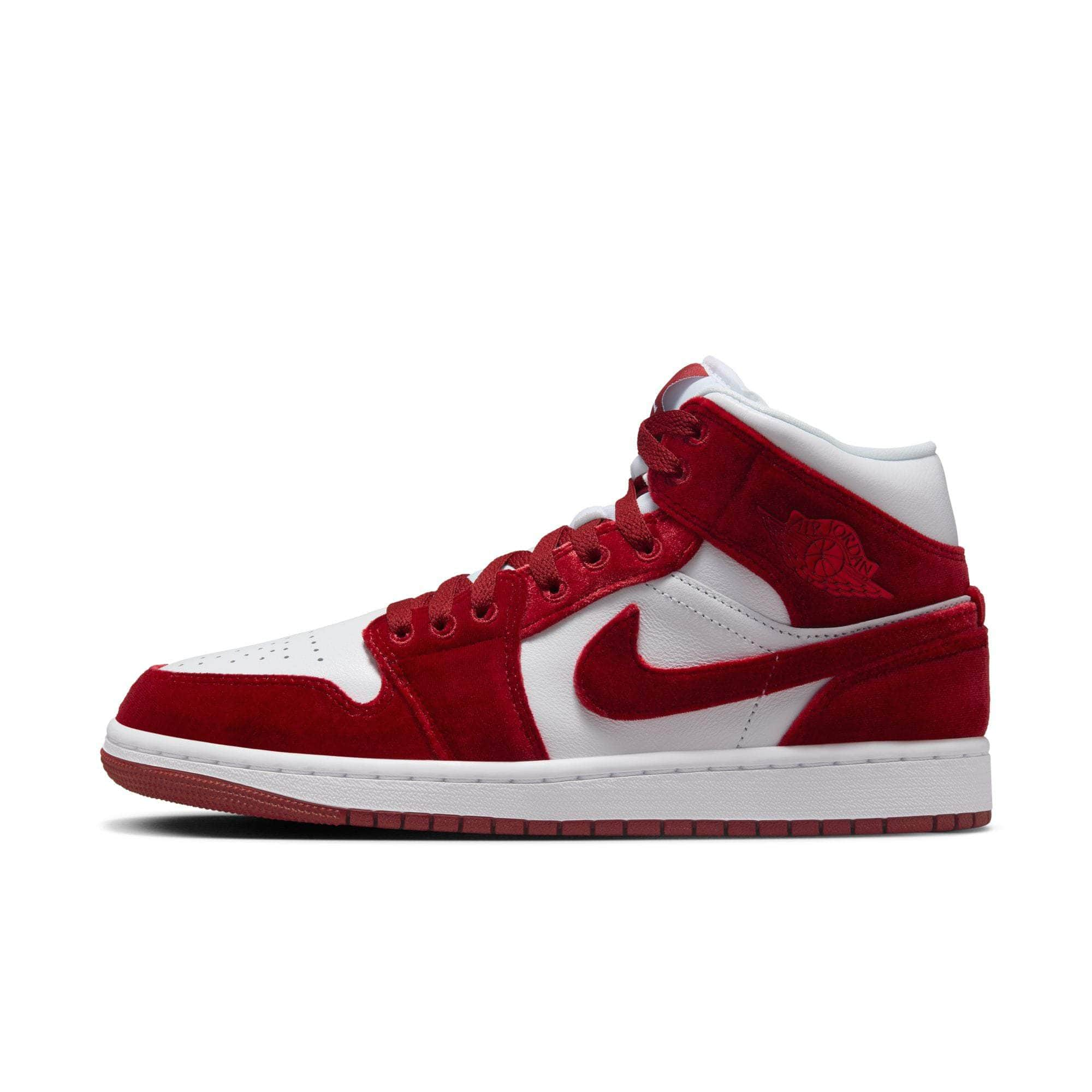 Jordan shops 1 retro high women