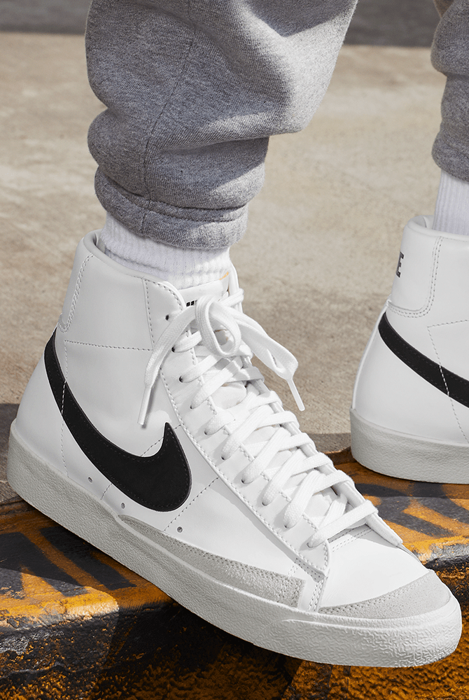 Blazer mid 77 vintage hotsell white black on feet