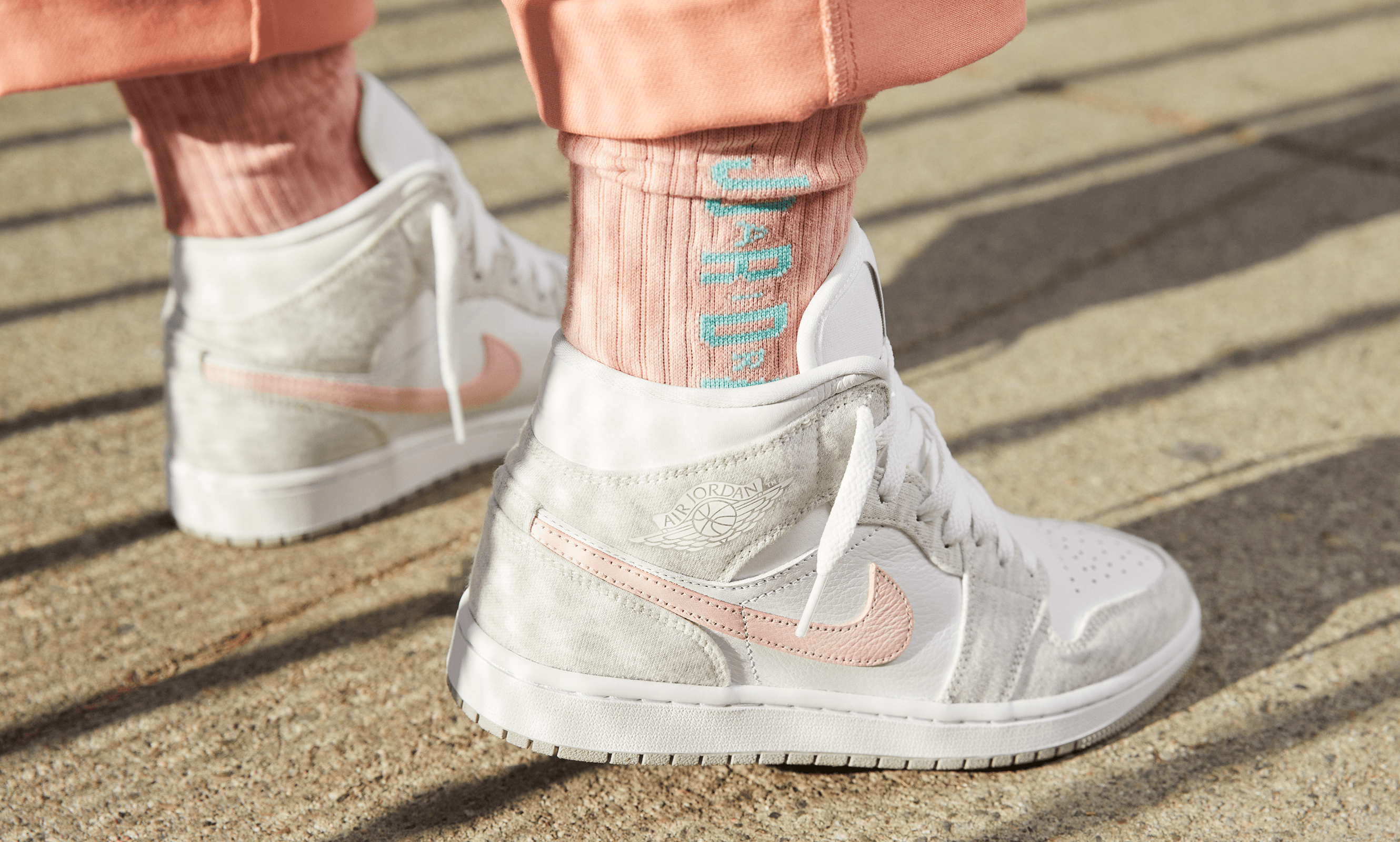 Air Jordan 1 Mid SE Women s