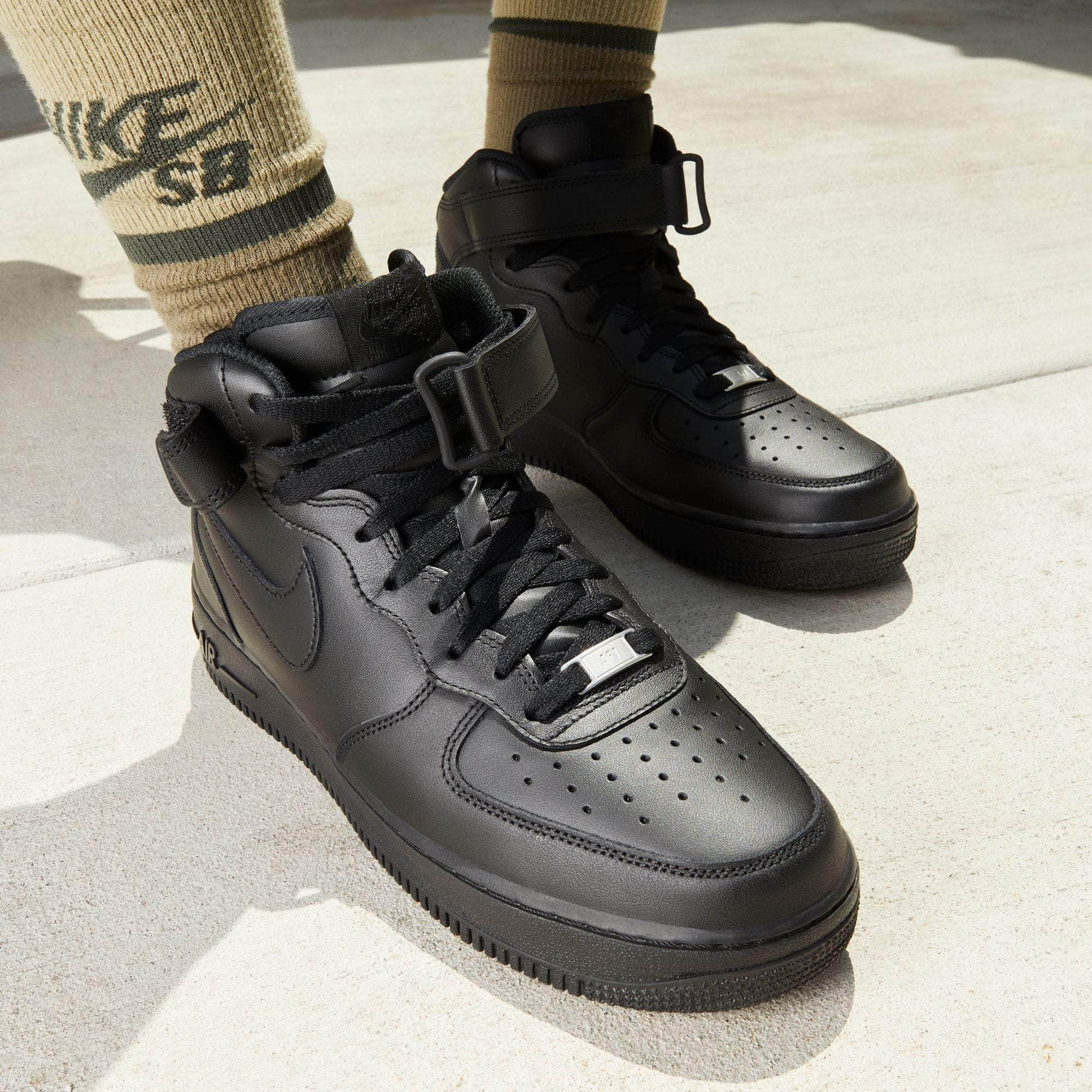 Nike air force 1 mid black on on sale feet