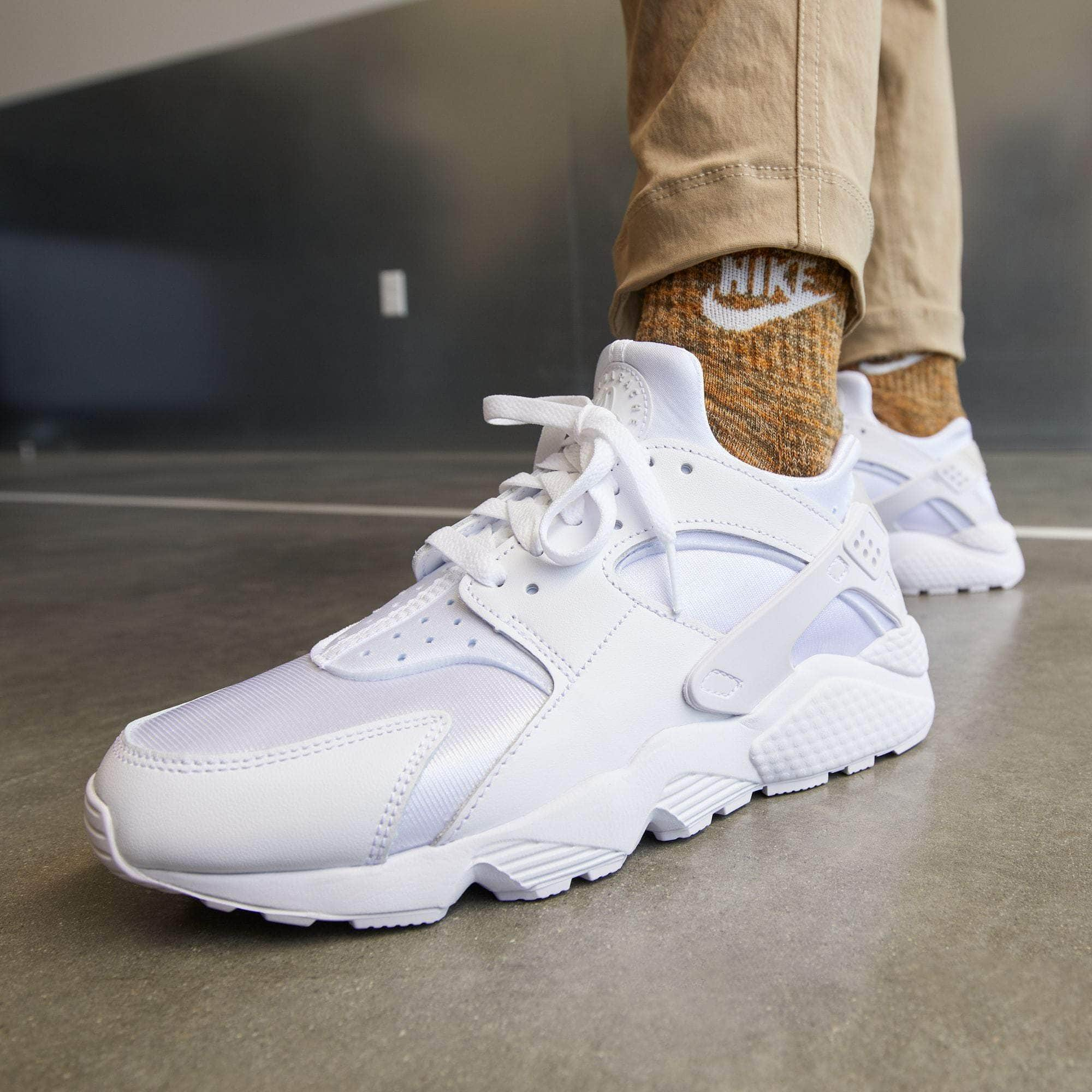 Nike huarache shop triple white women